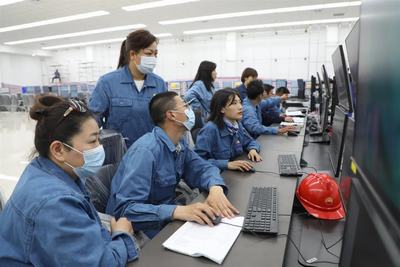 装置开工中，技术和操作人员精心监控生产情况.jpg