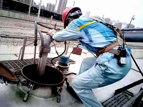 图5：高温下的罐顶已经有些烫手烫脚，油品接卸工李庆元坚持规范完成 接卸作业，汗水湿透了工装。（贺志玲摄）.jpg