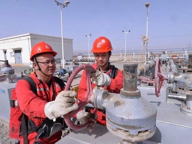 采油一厂塔河项目部员工正在调整站内生产流程，为油井开抽做准备。.jpg