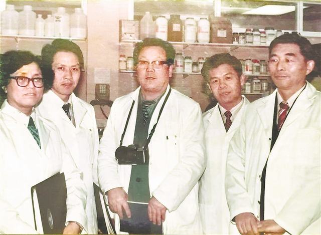 1731316005270160.jpg 1985年,李春(左二)与国外实验室研究人员的合影。.jpg