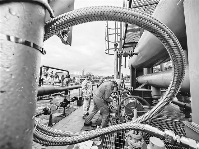 1732505195867271.jpg 图为作业人员检查场站设备.jpg