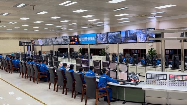 克石化员工精心调整操作（金玲 拍摄）.jpg