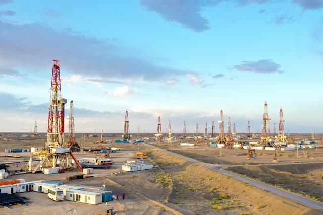图为：今年西部钻探克拉玛依钻井公司在百21区块施工图片（侯红丽摄）.JPG