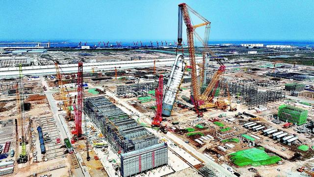 1734334468999456.jpg 天津南港乙烯项目吊装现场.jpg