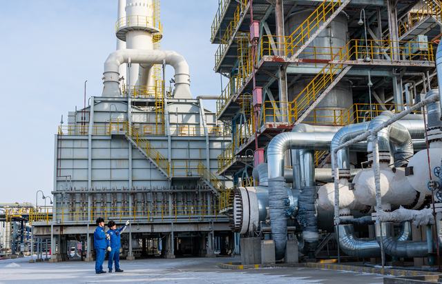 员工在装置巡检（苏珍 摄） (1).jpg