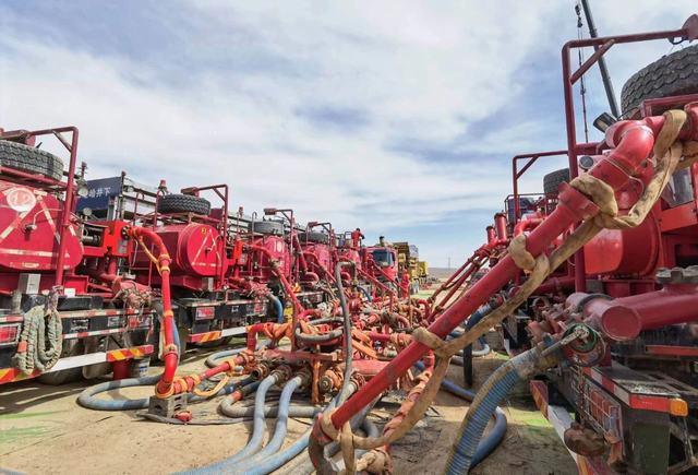 1735545135575862.jpg 油田在准东新区组织大型压裂。蒋明 摄.jpg