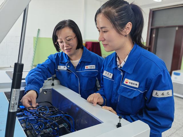 科研人员正在进行冷却液试验（丁恬甜 摄）.jpg