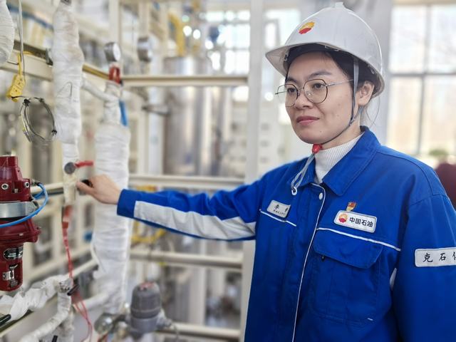 1736149420957453.jpg 李静正在开展科研实验(丁恬甜 摄).jpg