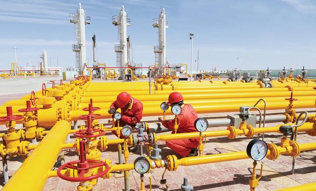 1736150270481678.jpg 涩北气田输管道作业区技术人员正在检查设备。_爱奇艺.jpg