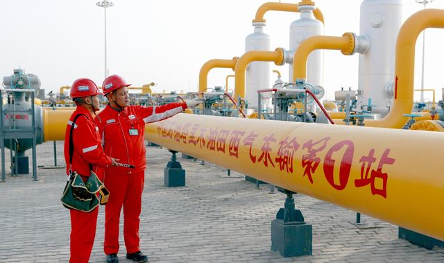 1736150337335256.jpg 西气东输第一站员工严密巡视装置,保障天然气供应。景小雷摄.jpg