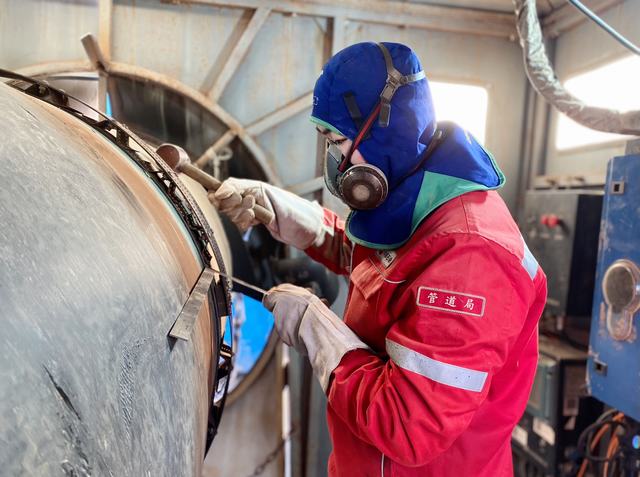 安装焊枪轨道 确保位置精确.jpg