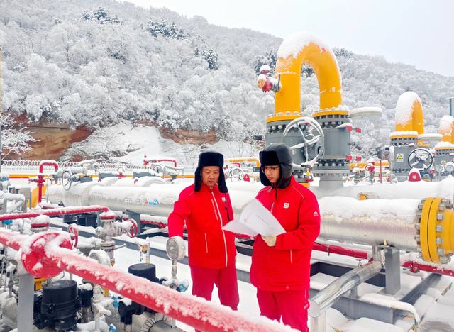 延长气田迎风抗雪保冬供   .jpg