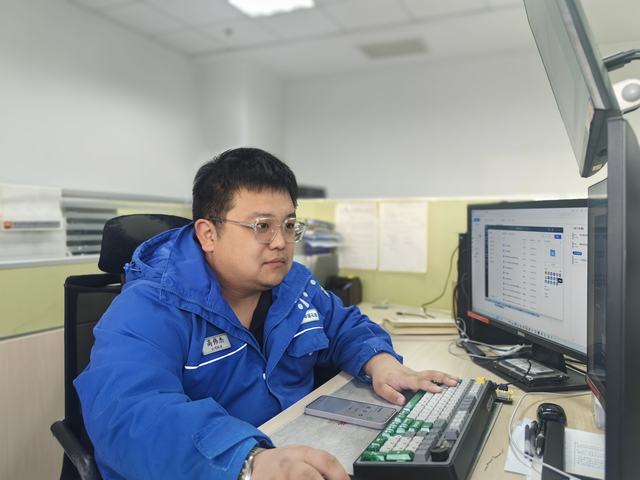 高伟杰正在进行ERP远程操作（丁恬甜 摄）.jpg