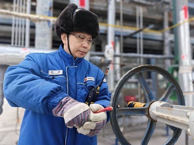 张浩正在切换流程（丁恬甜 摄）.jpg