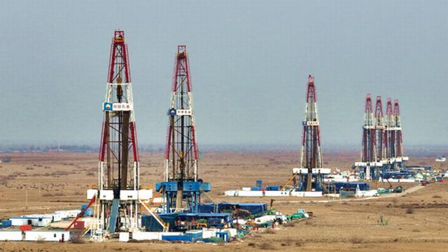 西部钻探在新疆吉木萨尔国家级陆相页岩油示范区抓紧施工。 周建玲 摄.jpg