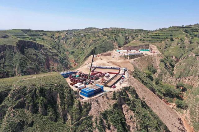 1740969135189021.jpg 神木气田气井压裂现场。 杨国平供图_爱奇艺.jpg