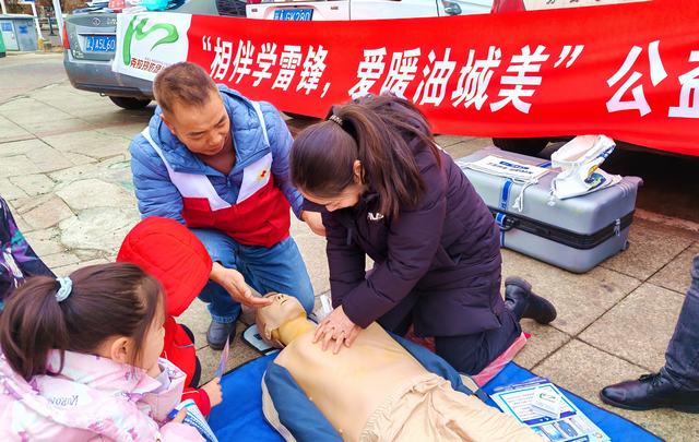 2025年3月1日，在克拉玛依市南新路上，中国石油驻克拉玛依企业志愿者正在为市民普及推广心肺复苏术技能，提升市民自救互救能力_5123 (3).jpg