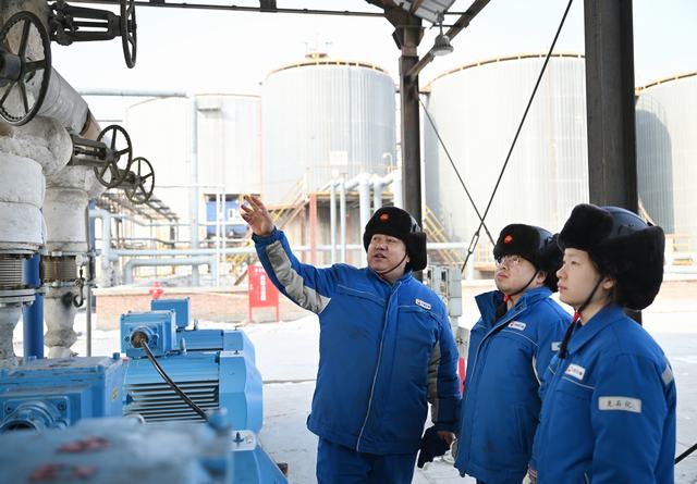 肖克师傅正在为新员工讲解流程（丁恬甜 摄）.jpg