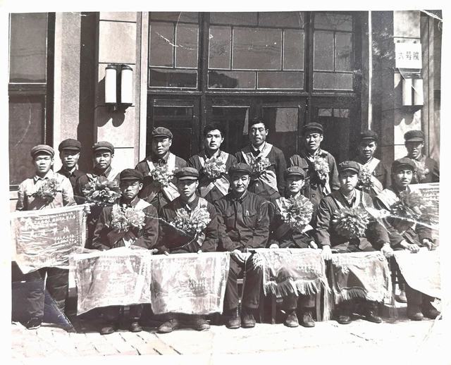 1741574870280516.jpg 王天运(二排左四)1978年在大庆油田机关6号院前与各单位先进工作者合影.jpg