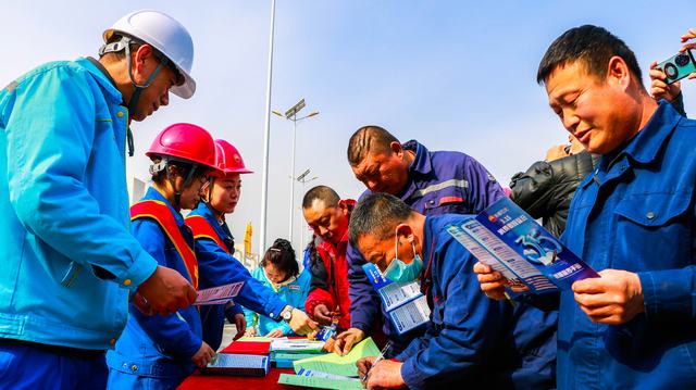 1742784725482857.jpg 抚顺石化开展消费者权益日宣传活动 (2).jpg