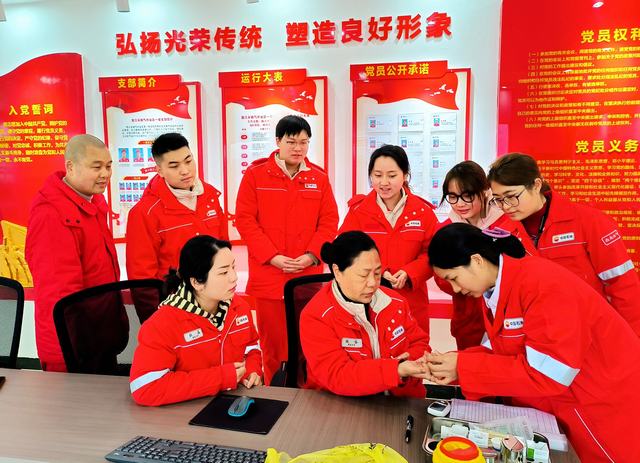 1742784893738688.jpg 医企联动送关怀进班组.jpg