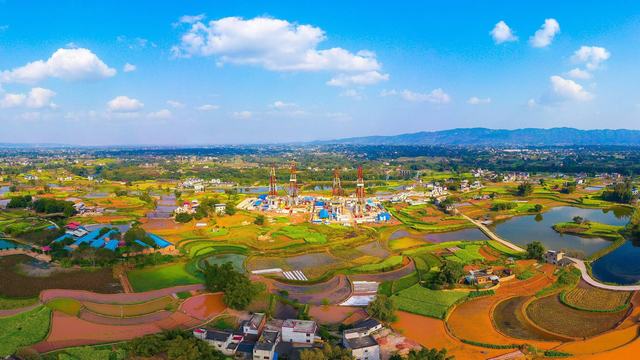 1742785884481796.jpg 川南页岩气开发如火如荼,泸203H6平台四台钻机同台工作。(中国石油西南油气田公司供图)_爱奇艺.jpg