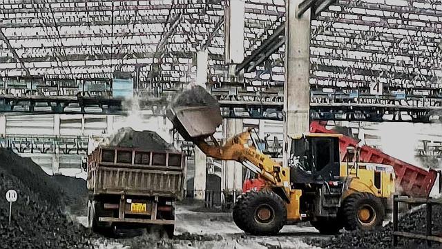 石油焦拉运（朱玉兰 摄）_爱奇艺.jpg