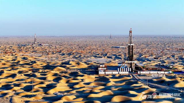 中国石油塔里木油田公司富满油田耸立的新井井架（12月17日摄）。 谭辉 摄.jpg