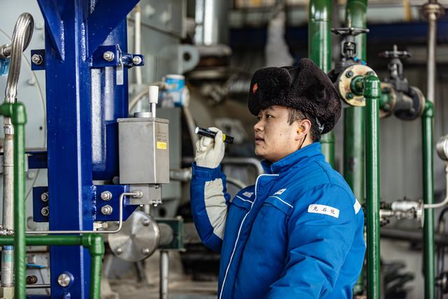 设备技术员正在巡检 唐新明 摄.jpg
