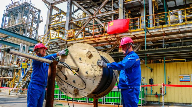 施工人员进行电缆敷设 (1).jpg