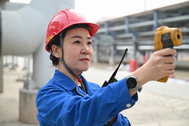 余晓燕正在巡检（金玲 摄）.JPG