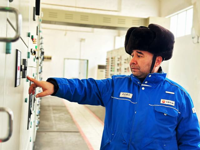 吾米提江在配电室巡检。杨玲 摄 (2).jpg