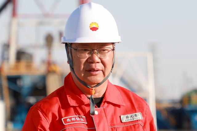 图为：西部钻探克拉玛依钻井公司40628钻井队 党支部书记孙元勇（侯红丽摄）.JPG