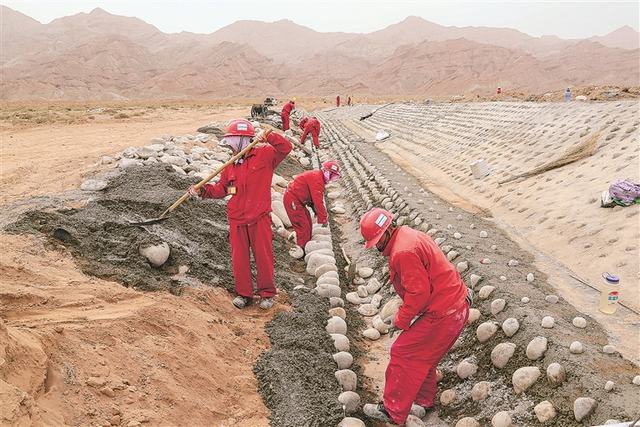 塔里木油田未雨绸缪筑牢防洪堤坝.jpg