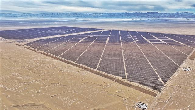 青海油田首个外部供能光伏电站绿潮涌动.jpg