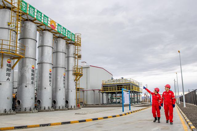 新疆油田公司员工在八区530井区二氧化碳混相驱先导试验站现场巡检。.jpg