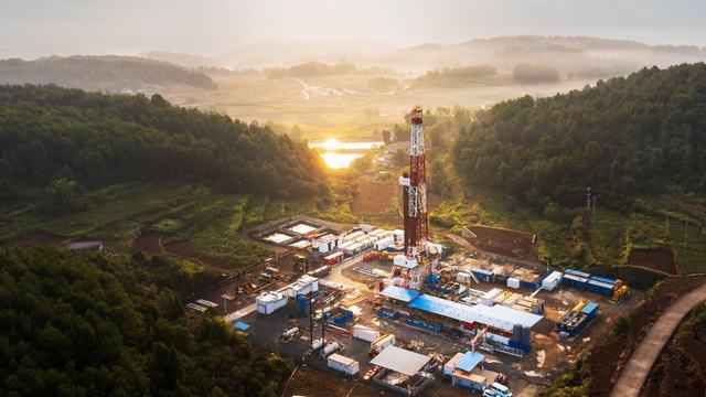 涪陵页岩气田焦页14#钻井平台。（通讯员 黄予剑 摄）_爱奇艺.jpg