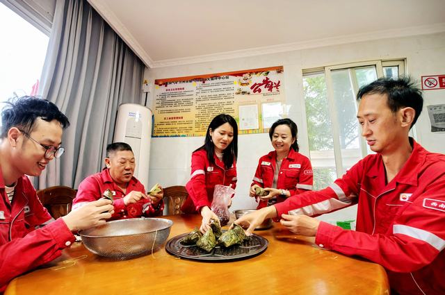 “粽香伴坚守”供气聚力两不误图二.jpg