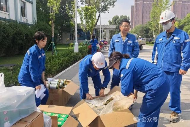 兰州石化公司“夏送清凉”.jpg