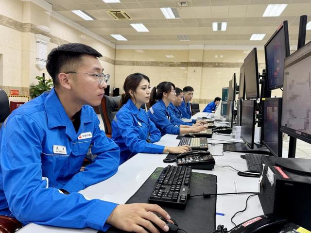 中控室员工细致调整操作。金玲 摄_爱奇艺.jpg