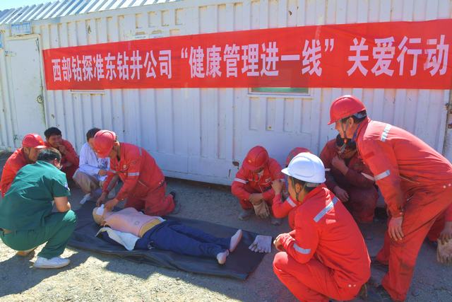 8月28日，医疗专家正在准噶尔盆地腹部的准东钻井公司XD70502钻井队培训心肺复苏急救技能.JPG