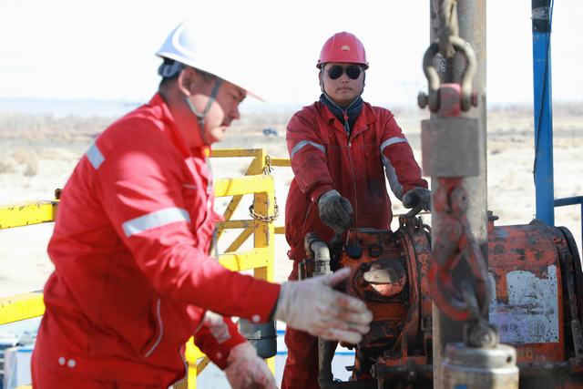 西部钻探克拉玛依钻井公司钻井队员工进行接单根作业（侯红丽摄）.JPG