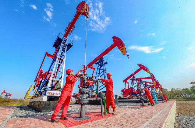 1762154772613350.jpg 图为员工正在检查维护抽油机运行状态_爱奇艺.jpg