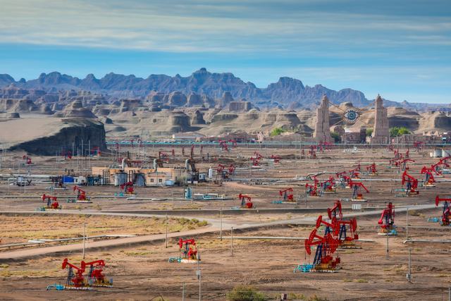 毗邻乌尔禾魔鬼城的新疆油田公司风城油田作业区生产现场。徐志远摄.jpg