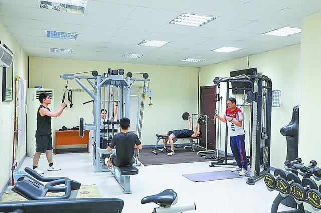 中外员工在朱拜勒营地的健身房锻炼。宋思韵 摄.jpg