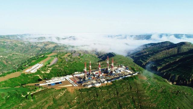 长庆油田庆城地区钻井作业现场。尹洁 摄.jpg