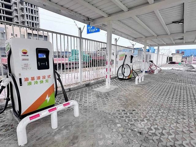 克石化与领充新能源联合开发的浸没式液冷充电桩。杨玲 摄.jpg