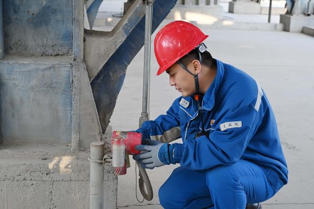 现场检查固定式气体检测仪。杨洋 摄_爱奇艺.jpg