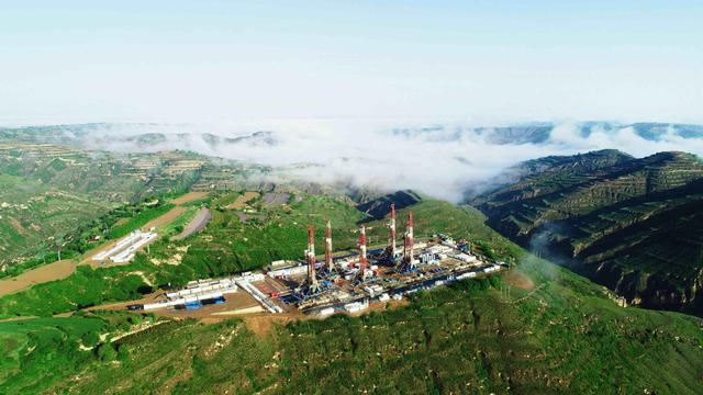 长庆油田庆城地区的钻井作业现场。尹洁 摄.jpg