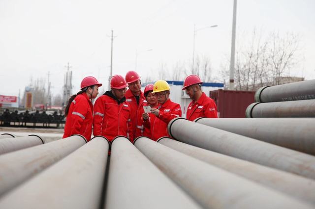 吐哈油田-物资保障中心准东储运站员工对油田调剂到货的油套管进行盘点核查。姜晓峰 摄.jpg